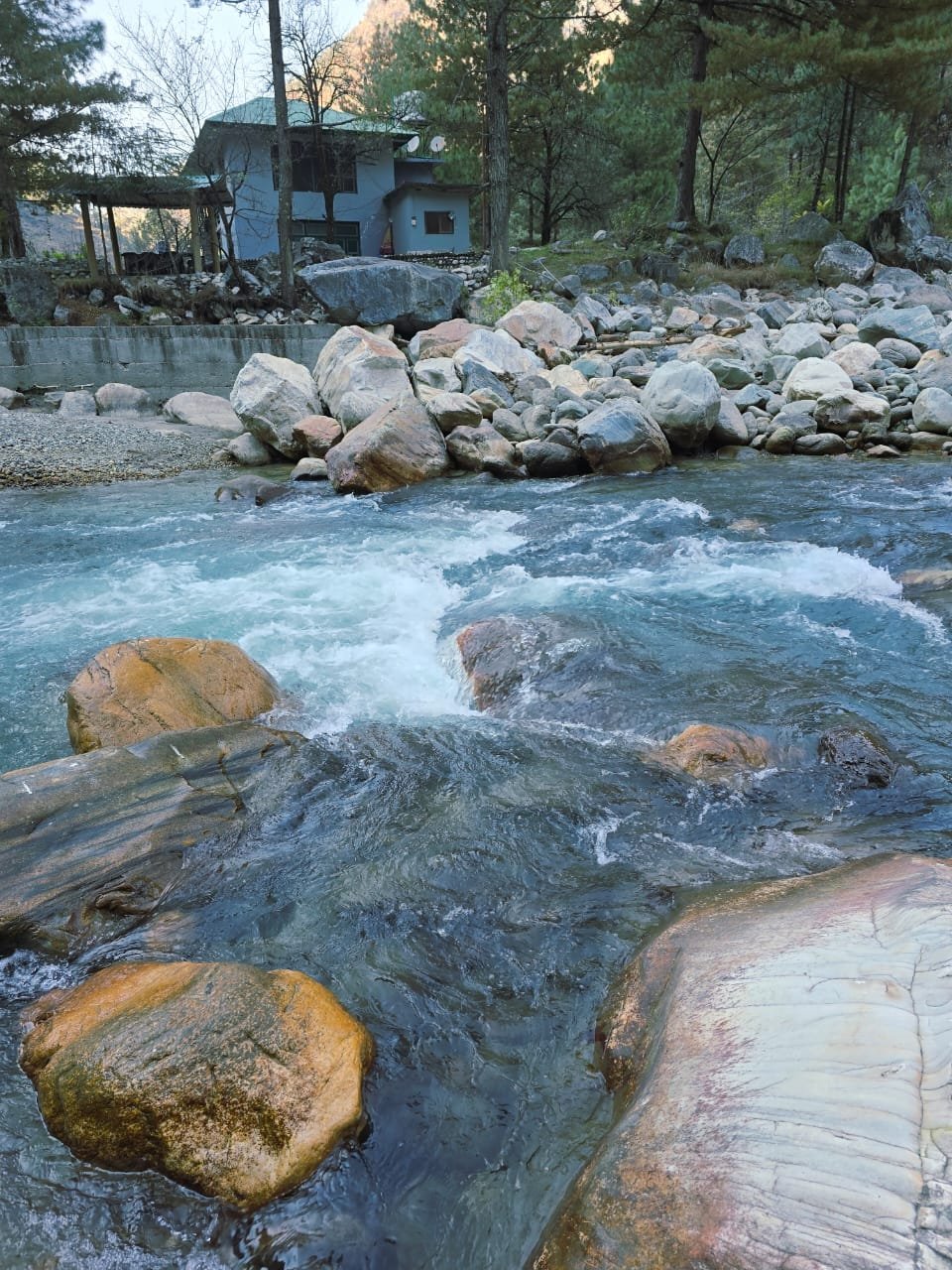 River view at Tirthan Valley