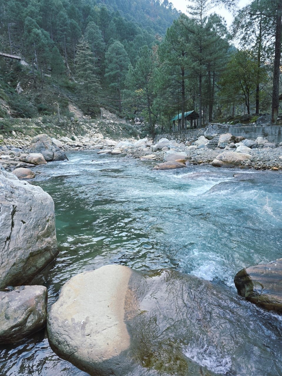 Direct access to Tirthan River bank